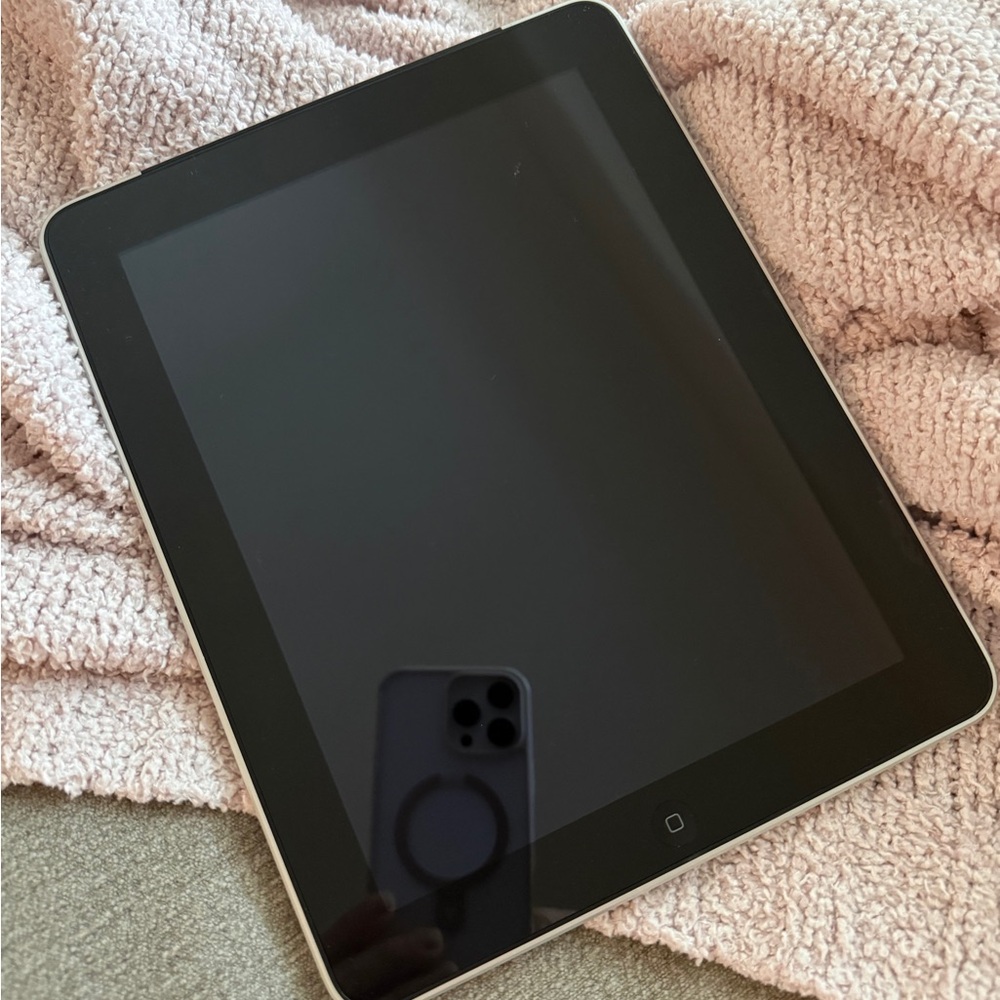 Old School Apple iPad - 16G